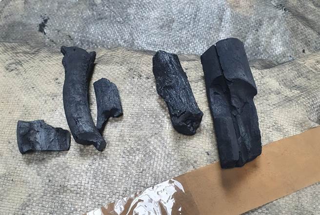 爱尔兰警方在缉毒行动中查获的木炭，竟有部分是经过偽装的古柯碱。（图／爱尔兰警察脸书）