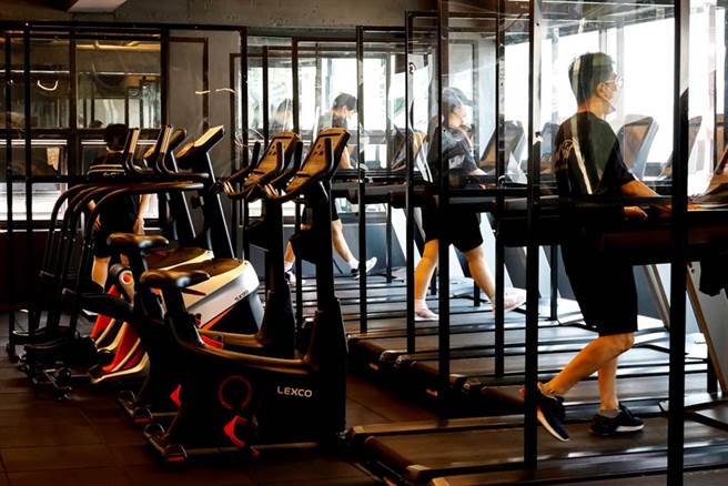 国内7月13日起微解封，部分场所被适度放宽限制，不过根据美国德州医学会感染科专家的染疫风险评估，包括健身房、电影院，危险分数都超高。(示意图/路透社)