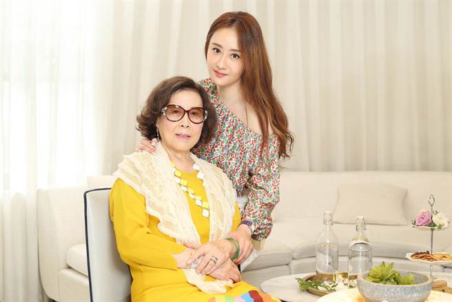 陈德容和妈妈感情好，近年减少工作量陪伴妈妈。（陈德容提供）