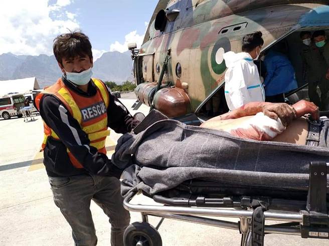 巴基斯坦資訊部長喬杜里15日晚間在推特發文表示，達蘇水電站專案出勤班車爆炸的初步調查已證實有爆炸物的痕跡，不能排除與恐怖主義的相關性。圖為救難人員正在搶救傷患。（圖／新華社）