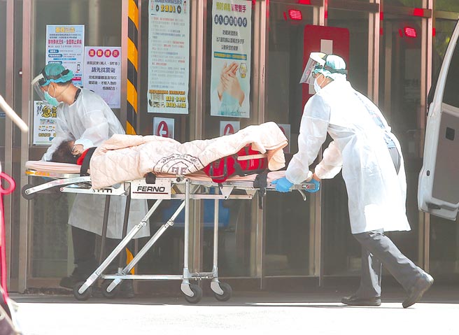 近来台湾新冠肺炎输出病例至对岸频传，根据本报统计，在台湾本土疫情爆发后，自6月至7月13日一个半月，就有60例输出至福建，专家认为，输出个案多代表社区中存有黑数。图为疫情期间，医护人员将病患推进急诊室的画面。（本报资料照片）