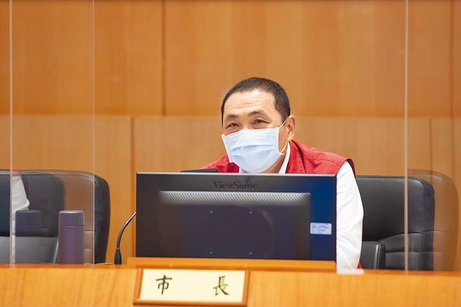 新北市長侯友宜14日在市政會議中指出，國內若出現傳染速度快的特殊個案，應該要做好基因定序，防止變種病毒入侵。（新北市府提供／葉德正新北傳真）