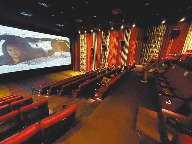 台東唯一的電影院「秀泰影城」14日起微解封，中午首場已有民眾戴口罩看電影。（莊哲權攝）