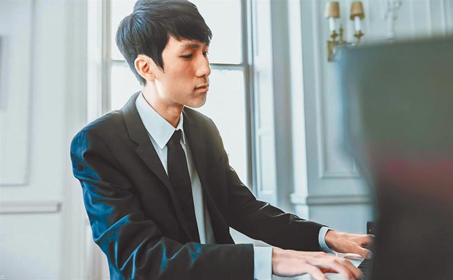 英国里兹国际钢琴大赛冠军得主陆逸轩，近期录制他热爱的舒伯特钢琴作品和听眾分享。（鸿宇艺术提供）