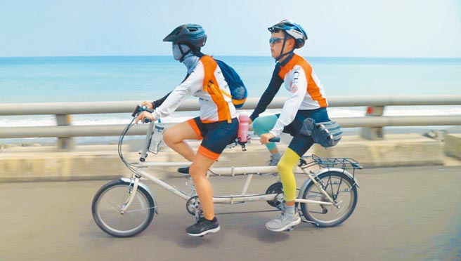 东吴大学哲学系学生郑佩芬（前）领骑视障生王士朋（后），负责控制方向与导览风景。（东吴大学提供／李侑珊台北传真）