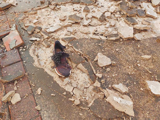 苗栗市刘姓健身教练慢跑时遭到雷击，所穿慢跑鞋被闪电打爆掉落，现场水泥铺面也被击中粉碎。（读者提供／谢明俊苗栗传真）