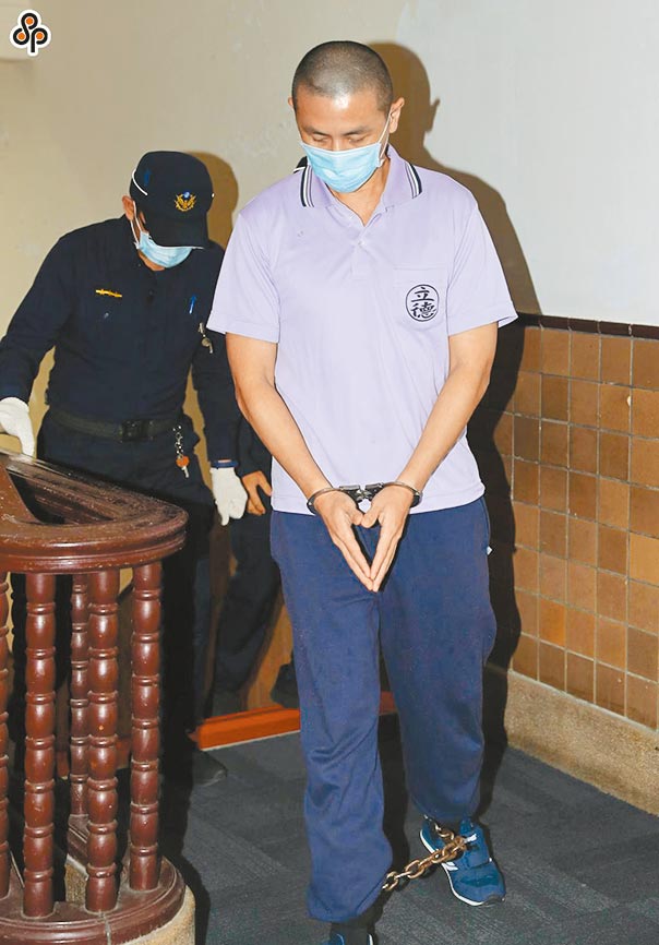 3年前桃园男子梁崇铭砍杀母亲37刀后切下头颅，从12楼住处抛下，一审判他无期徒刑，二审改判无罪，台湾高等法院更一审佐以台大医院及桃园疗养院鑑定报告，认定他杀人时辨识及控制能力减低但并非完全欠缺，减刑后判处无期徒刑。可上诉。 。(本报资料照片)