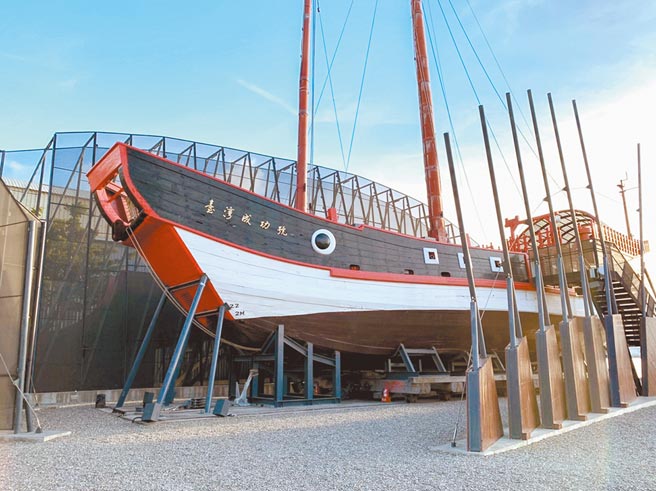 全台第1艘仿古木造帆船「台湾成功号」，目前置放在台湾船园区陆上展示。（李启维提供／洪荣志台南传真）