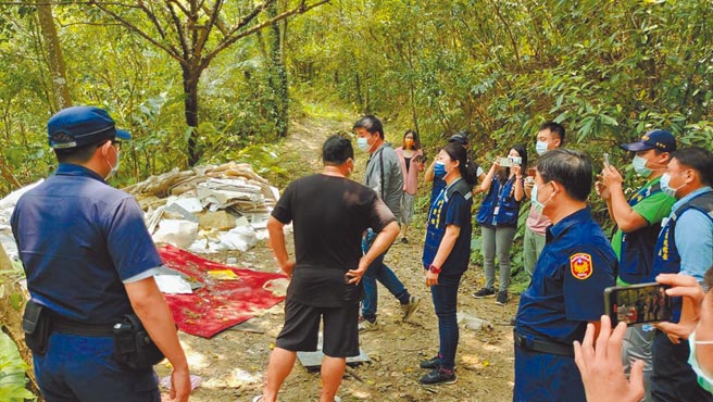 新北市环保局与汐止警分局联手逮搬家公司非法弃置废弃物。（新北市环保局提供／叶德正新北传真）