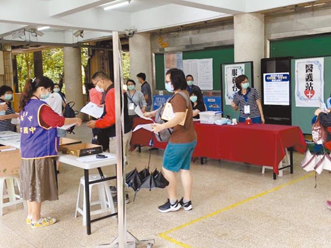 台北市国中、幼儿园教师甄试确定停办，北市教育局表示，未来将由各校自行招聘。图为去年教师甄试报到情况。（教育局提供／黄婉婷台北传真）