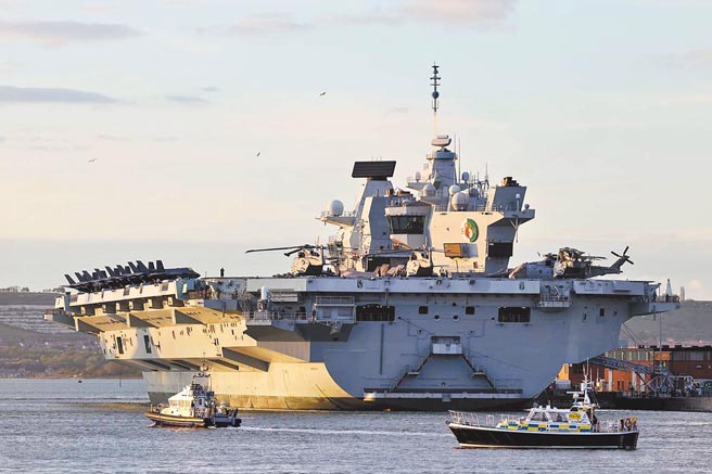 已驶抵印度洋，正朝太平洋行驶的英国皇家海军航空母舰「伊莉莎白女王号」，传出舰上约有100名官兵感染新冠肺炎。（摘自英国皇家海军推特）