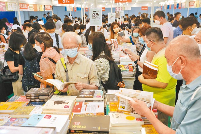 7月14日，因新冠疫情延期一年的香港书展开幕，将一连七天在香港会议展览中心举行。图为市民选购书籍。（中新社）