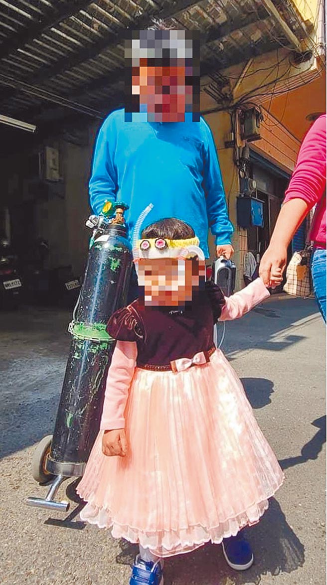 3岁李小妹（前）出生确诊先天基因异常「先天表面张力素蛋白质的制造缺乏」造成呼吸窘迫，鼻孔2端挂着2根长长的氧气管，每天得背呼吸器和氧气钢瓶。（中国附医提供／张妍溱台中传真）