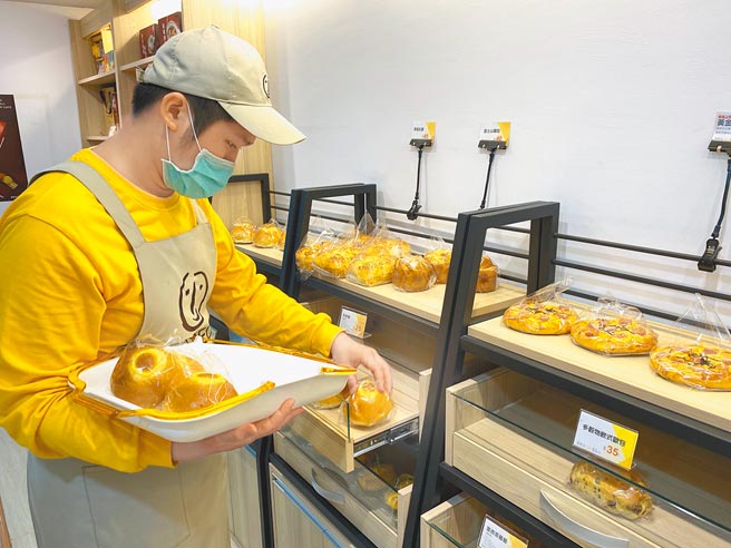 疫苗已开放全国第9类及第10类对象预约登记施打，高雄市却爆出原属第5类应施打的近1500名身障对象，至今仍无法施打。图为喜憨儿接受工作训练。（林雅惠摄）