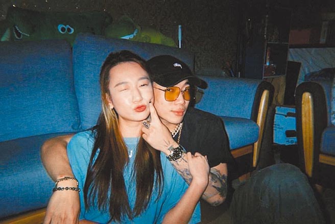 ØZI（右）、吴卓源日前深夜无预警晒亲昵合照，大秀好交情。（摘自IG）