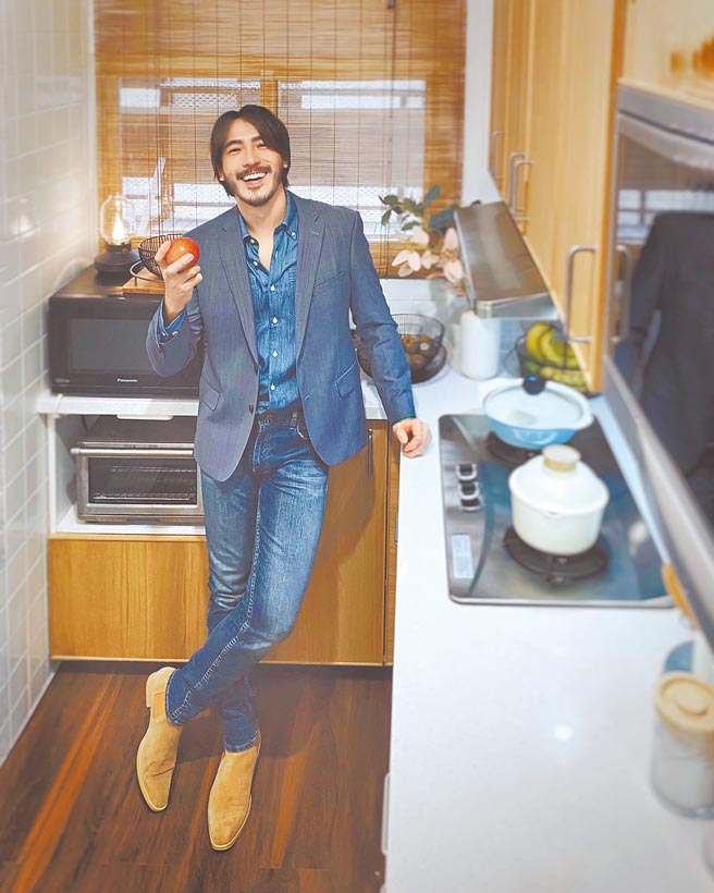 李至正穿上嘉裕西装春夏男装，以鸽蓝色酷立方西装外套示范居家防疫型男穿搭。（嘉裕西服提供）