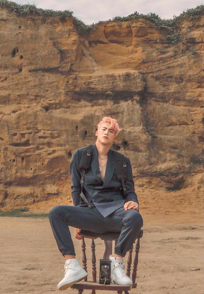 范成章穿上墨水蓝色双排扣成套西装，打造潮流正装造型。（嘉裕西服提供）