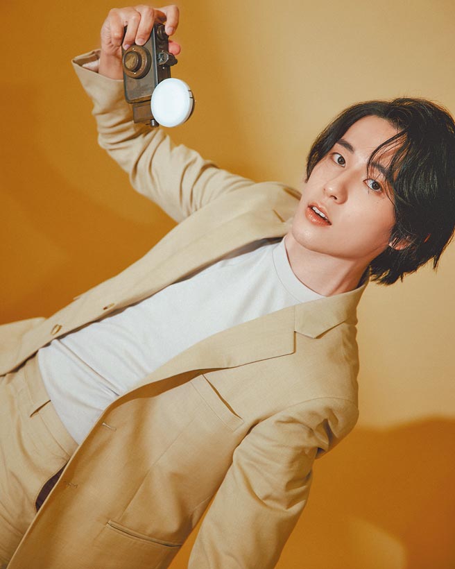 徐钧浩穿上胡桃色票袋成套西装，示范大人味雅痞穿搭。（嘉裕西服提供）