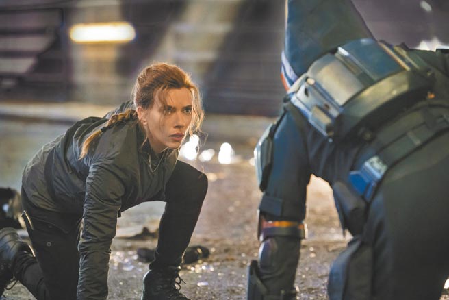 《黑寡妇》被视为微解封后的首部好莱坞指标大片，上映首日全台77间电影院都能看到。（迪士尼影业提供）