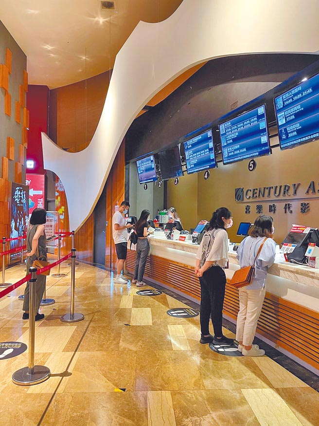 南港喜乐时代影城日场，昨有零星观眾看片。（喜乐时代影城提供）
