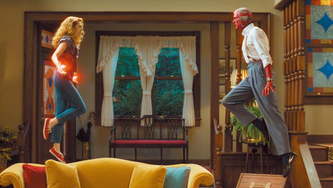 「绯红女巫」伊莉莎白欧森（左）凭《汪达与幻视》角逐迷你影集最佳女主角奖。（美联社）