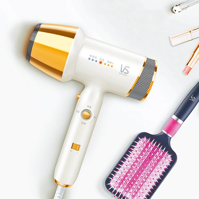 沙宣远红外线负离子吹风机，定价3980元，momo购物网于17日至8月1日期间推出特价2980元优惠。（沙宣提供）