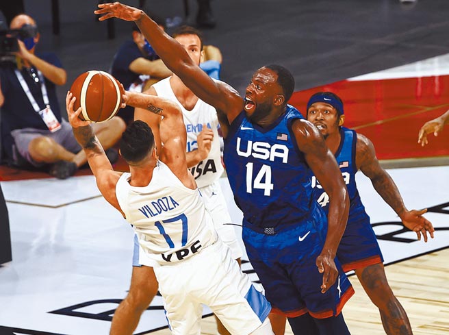 美国男篮卓雷蒙格林（右）在热身赛用麻辣火锅伺候阿根廷。（美联社）