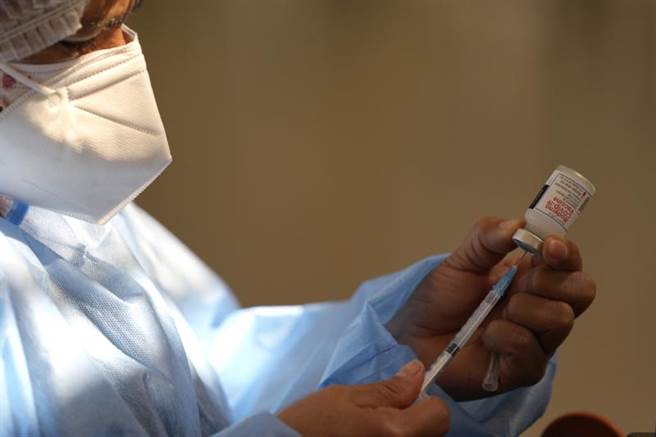 副作用反应与年龄与体重有负相关性，亦即年龄愈大与体重愈重者，副作用反应较弱，这一点在女性当中尤为明显。（图／美联社）