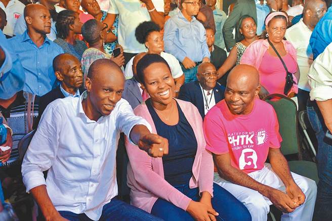 遭枪击身亡的海地前总统摩依士（左）及身受重伤的第一夫人玛婷(中)(摘自玛婷脸书)