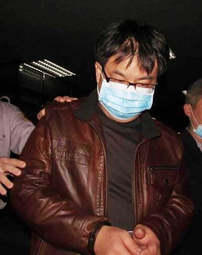 汤景华5年前身穿黑色雨衣、头戴黑色安全帽和白色口罩，到翁姓男子住家骑楼下纵火，导致翁家6口冤死。（图／报系资料库）