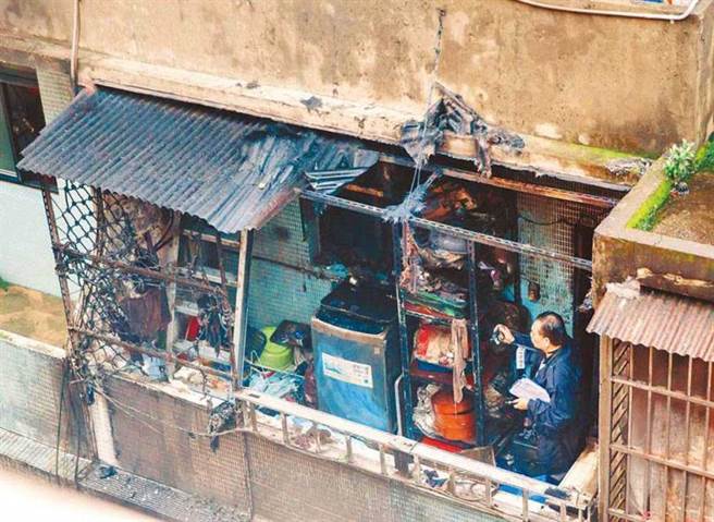 汤景华纵火后，翁家的透天厝被烧成废墟，警方鑑识人员到场採证。（图／报系资料库）