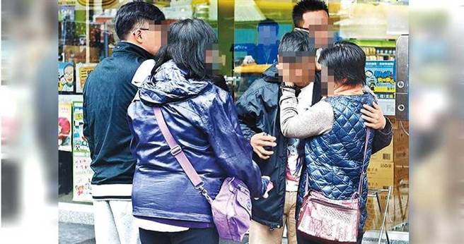 翁家幸存的长子翁男，案发时正在服役而逃过一劫，返家奔丧悲从中来。（图／报系资料库）