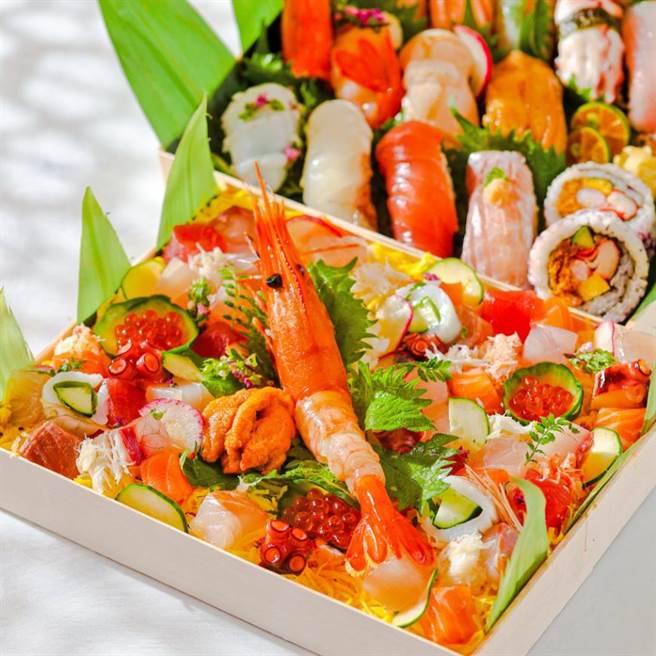 「晶华美食假期」第二天中午供应的「极特上双飨盛合」，包括有16贯握寿司与极品散寿司。（图／台北晶华酒店）
