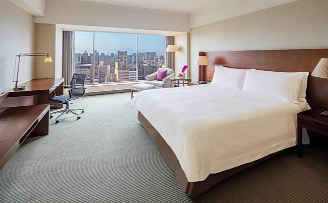 「晶华美食假期」优惠住房专案，两人同行可入住精致客房满24小时，并且在客房内嗑二顿美食大餐。（图／台北晶华酒店）