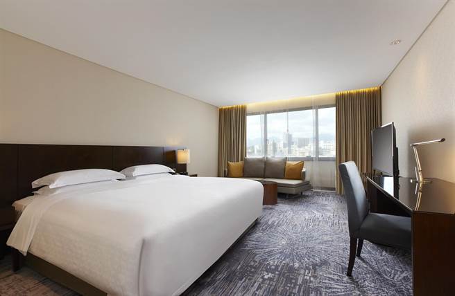 台北喜来登7月底前推出「美食宅度假」住宿专案，让客房化身私人用餐包厢供客人在内享受美食。（图／台北喜来登饭店）