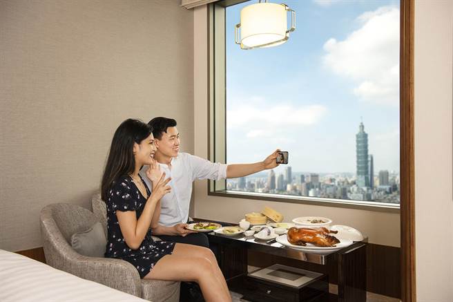 台北远东「香格里拉安心解鸭住房专案」，可升等下榻至台北101景观尊荣客房，并在房用享用烤鸭三吃，再赠3