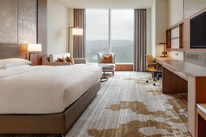 台北六福万怡酒店「好食光． 万怡飨乐家」专案，可在客房内享用牛排龙虾海陆飨宴、烤鸭二吃或美式派对组合。（图／台北六福万怡酒店）