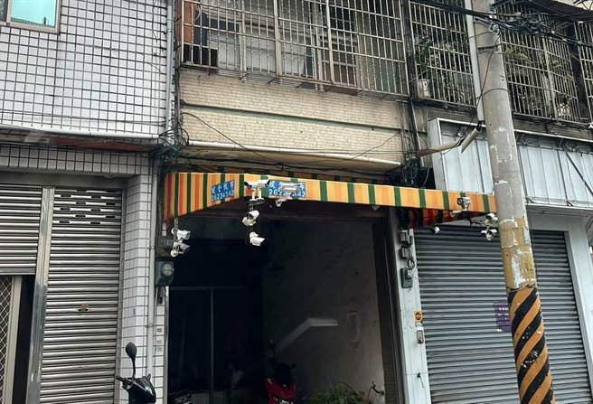 1名网友日前在路上看见1户住家的遮雨棚上，竟装设约10多支监视器，而有其他网友认出，该住户就是台中沙鹿区相当知名的「检举达人」住家。（翻摄自脸书「爆废公社二馆」）