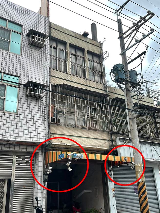 1名网友日前在路上看见1户住家的遮雨棚上，竟装设约10多支监视器，而有其他网友认出，该住户就是台中沙鹿区相当知名的「检举达人」住家。（翻摄自脸书「爆废公社二馆」）