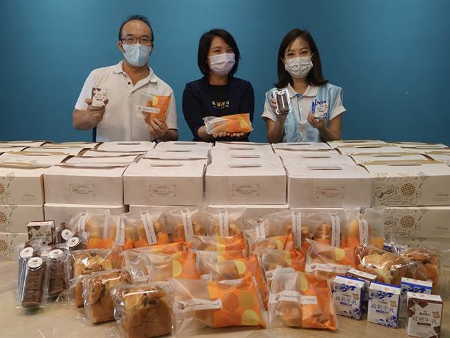 顶新和德文教基金会及布列德麵包，提供励馨基金会每周100份麵包盒；左起为布列德麵包总经理张柏嘉、励馨基金会副执行长王怡雯、顶新和德文教基金会副执行长萧巧怡。
