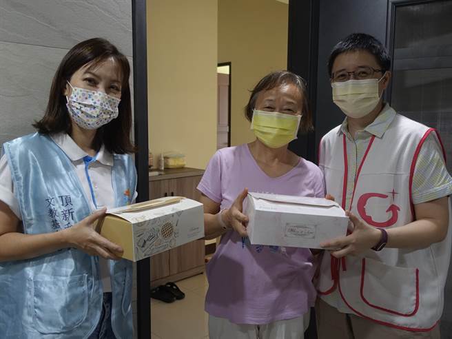 顶新和德文教基金会及布列德麵包「单亲家庭送暖专案」，帮助励馨基金会服务的单亲家庭。