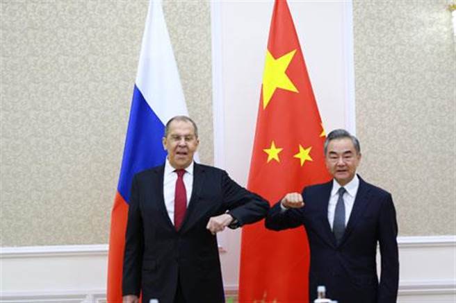 中國國務委員兼外長王毅（右）會見俄羅斯外長拉夫羅夫籲防新冠政治雙病毒。（中國外交部網站）