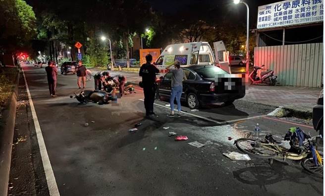 男女骑Gogoro双载追撞单车女子，3人惨摔在地，警消赶抵救援。（翻摄照片／石秀华高雄传真）