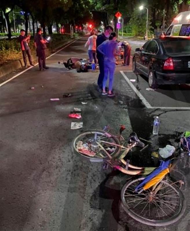 警消抵达车祸现场，救护员立即对伤者进行检伤。（翻摄照片／石秀华高雄传真）