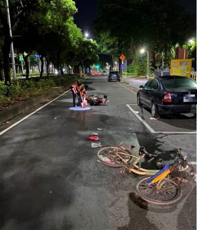 男女骑Gogoro双载追撞单车女子，单车倒在地上。（翻摄照片／石秀华高雄传真）