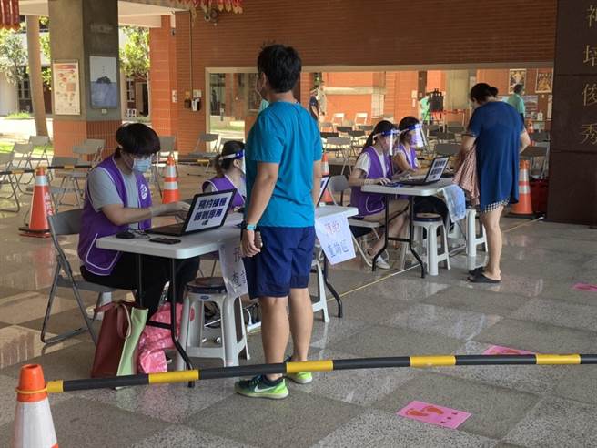 南崁高中现场设有4台电脑协助民眾插健保卡查询预约资讯。（姜霏摄）