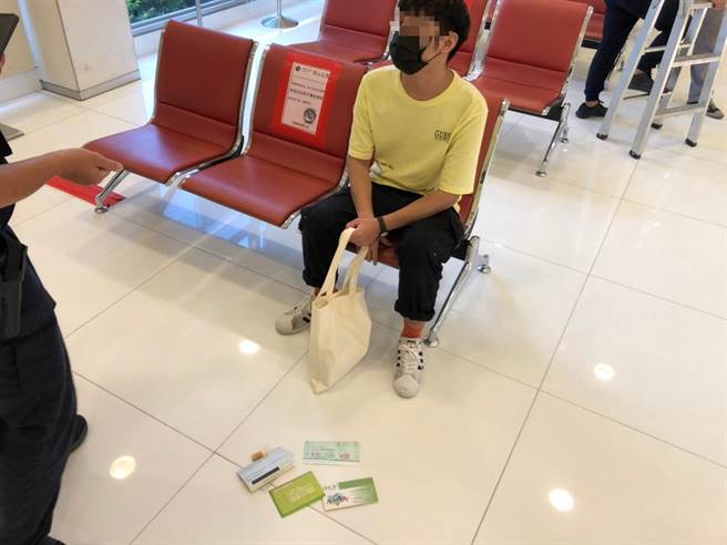 ▲一名24岁蔡姓男子去年自大学毕业，连续一年求职未果不慎沦为诈欺车手，15日于平镇某银行兑现被行员察觉通报警方，全案已依诈欺罪移送法办。（平镇警分局提供／萧灵玺桃园传真）