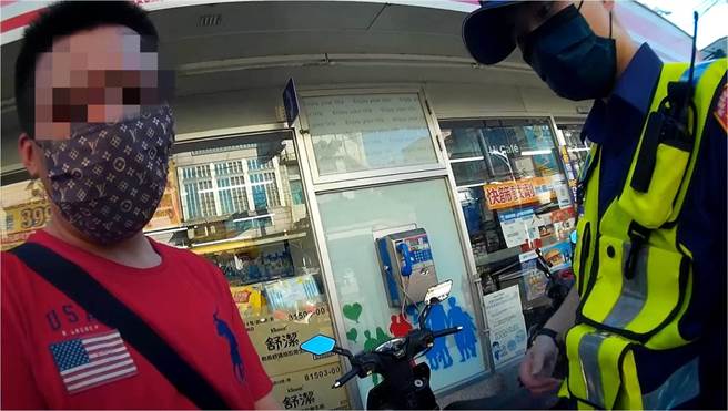 没戴口罩遭警方取缔，意外发现该名男子是毒品通缉犯。（大园分局提供／姜霏桃园传真）