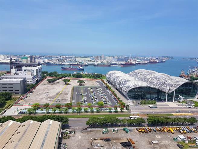 （亚湾区内的中油土地(红色范围)，开辟作为高雄软体园区二期(黄线左半部)，未来将成为5G AIoT产业重要基地。图／顏瑞田）