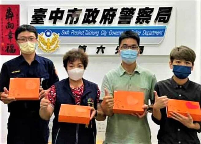 台中市西屯区潮洋里里长陈素贞特别牵线「响海鲜海鲜餐厅」，料理美味的便当，为警察加油打气。（民眾提供／卢金足台中传真）